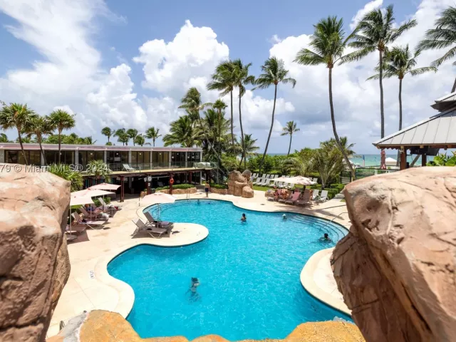2-bedroom condo for sale in Miami Beach - 5225 Collins Ave 1114 - MondialRealty