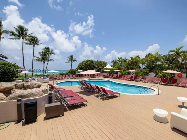 2-bedroom condo for sale in Miami Beach - 5225 Collins Ave 1114 - MondialRealty