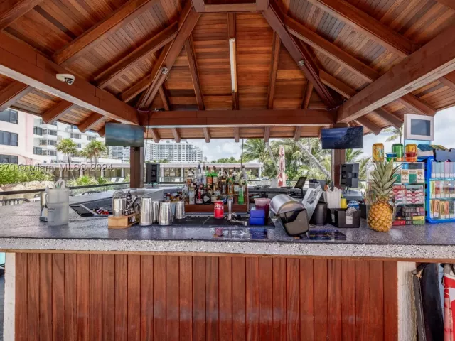 2-bedroom condo for sale in Miami Beach - 5225 Collins Ave 1114 - MondialRealty