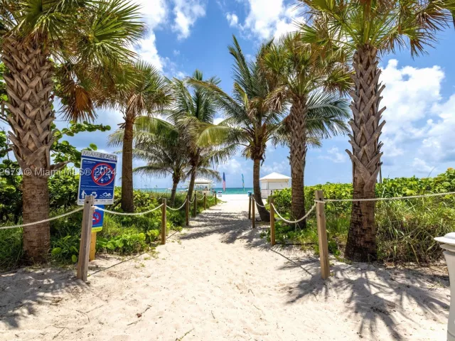 2-bedroom condo for sale in Miami Beach - 5225 Collins Ave 1114 - MondialRealty
