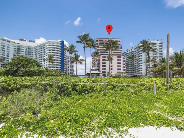 2-bedroom condo for sale in Miami Beach - 5225 Collins Ave 1114 - MondialRealty