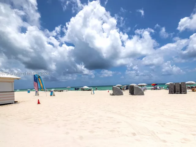 2-bedroom condo for sale in Miami Beach - 5225 Collins Ave 1114 - MondialRealty