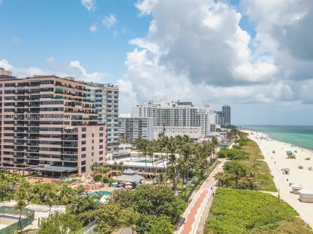 2-bedroom condo for sale in Miami Beach - 5225 Collins Ave 1114 - MondialRealty