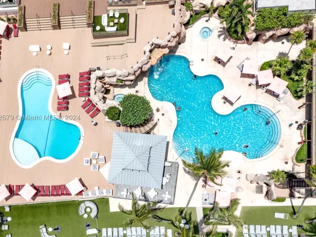 2-bedroom condo for sale in Miami Beach - 5225 Collins Ave 1114 - MondialRealty