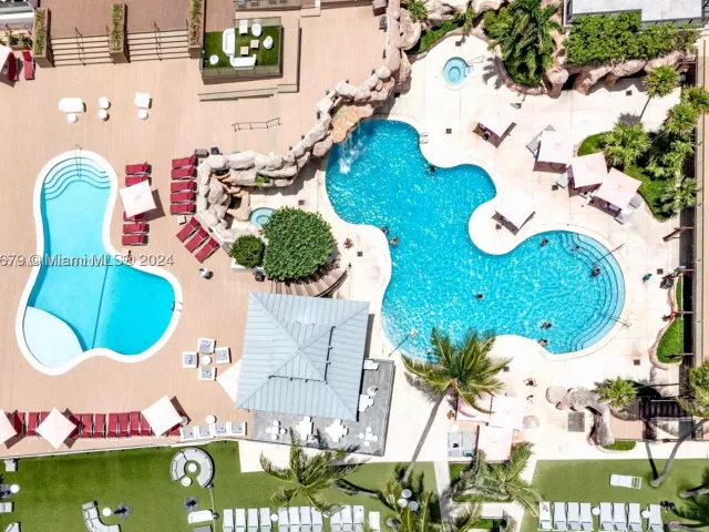 2-bedroom condo for sale in Miami Beach - 5225 Collins Ave 1114 - MondialRealty