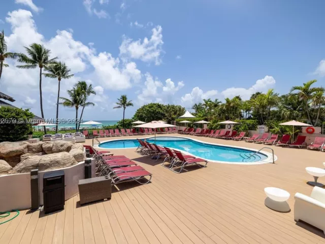 2-bedroom condo for sale in Miami Beach - 5225 Collins Ave 1114 - MondialRealty