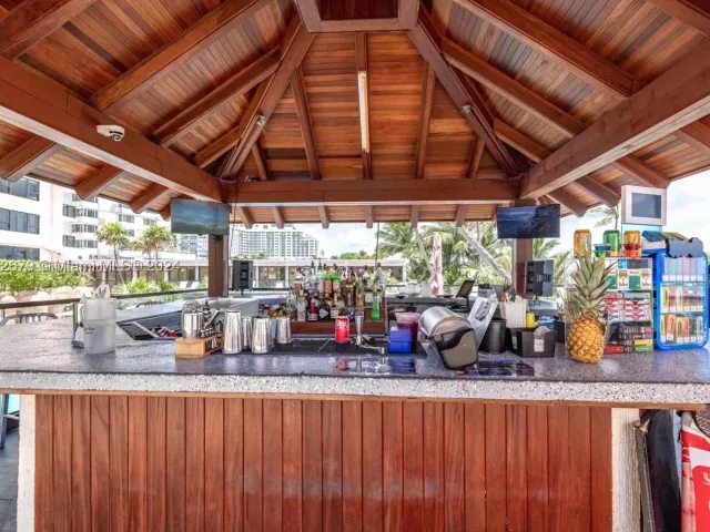 2-bedroom condo for sale in Miami Beach - 5225 Collins Ave 1114 - MondialRealty