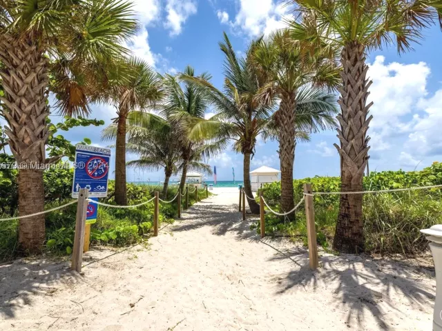 2-bedroom condo for sale in Miami Beach - 5225 Collins Ave 1114 - MondialRealty