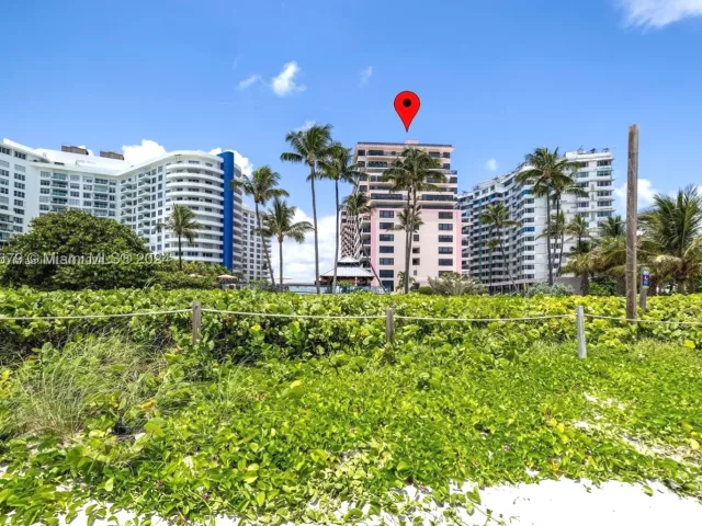 2-bedroom condo for sale in Miami Beach - 5225 Collins Ave 1114 - MondialRealty