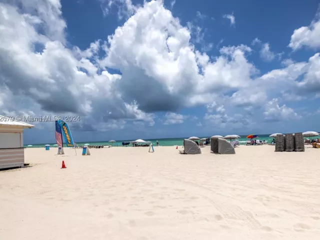 2-bedroom condo for sale in Miami Beach - 5225 Collins Ave 1114 - MondialRealty