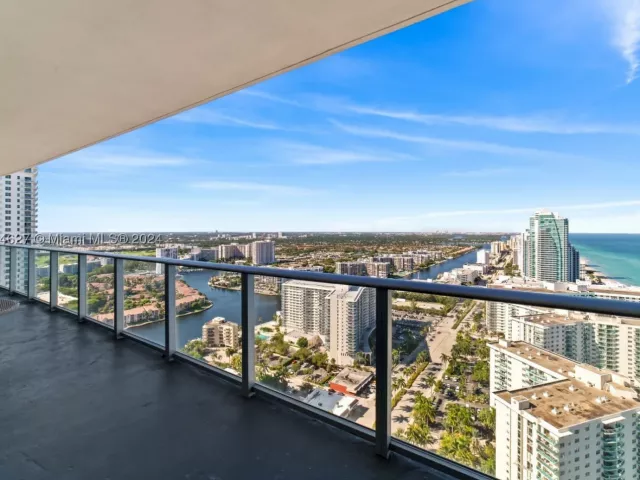 2-bedroom condo for sale in Hollywood - 4111 S Ocean Dr 3108 - MondialRealty