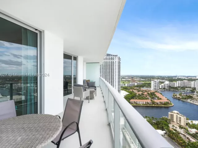 2-bedroom condo for sale in Hollywood - 4111 S Ocean Dr 3108 - MondialRealty