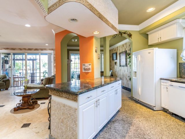 Home for sale at 232 SW 7th Ave - photo 5524731