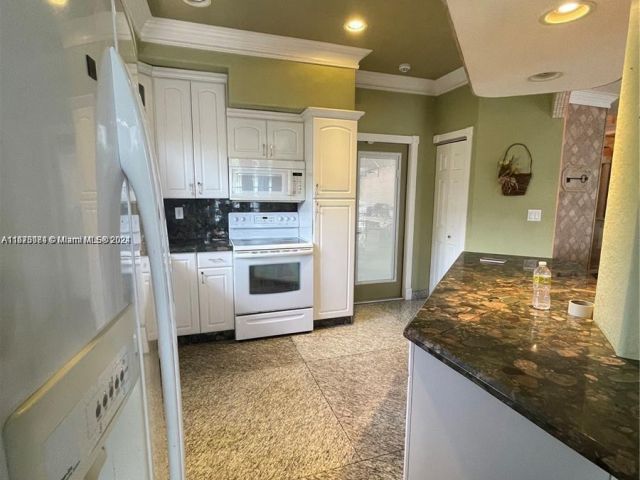 Home for sale at 232 SW 7th Ave - photo 5524732