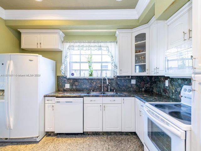 Home for sale at 232 SW 7th Ave - photo 5524733