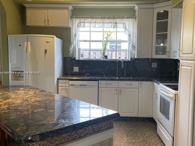 Home for sale at 232 SW 7th Ave - photo 5524734