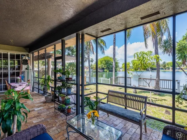 3-bedroom home for sale in Hallandale Beach - 232 SW 7th Ave - MondialRealty