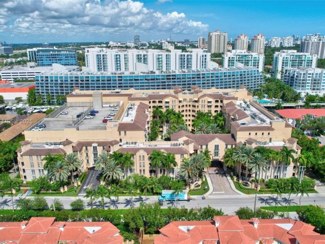 2-bedroom condo for sale in Aventura - 3001 NE 185th St 114 - MondialRealty