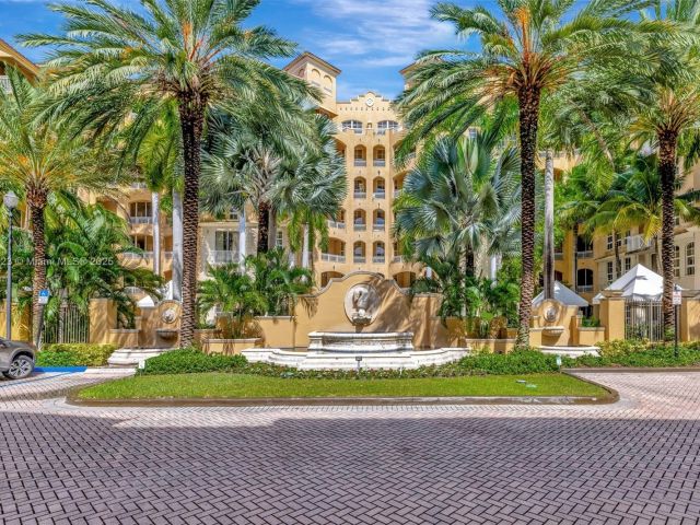 2-bedroom condo for sale in Aventura - 3001 NE 185th St 114 - MondialRealty