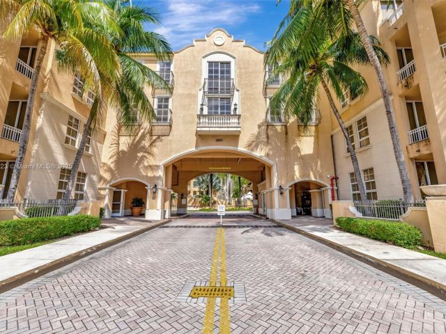 2-bedroom condo for sale in Aventura - 3001 NE 185th St 114 - MondialRealty