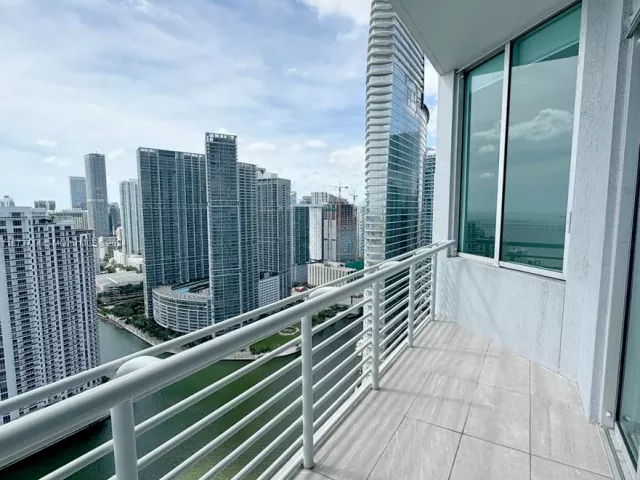 2-bedroom condo for sale in Miami - 325 S Biscayne Blvd LPH 19 - MondialRealty