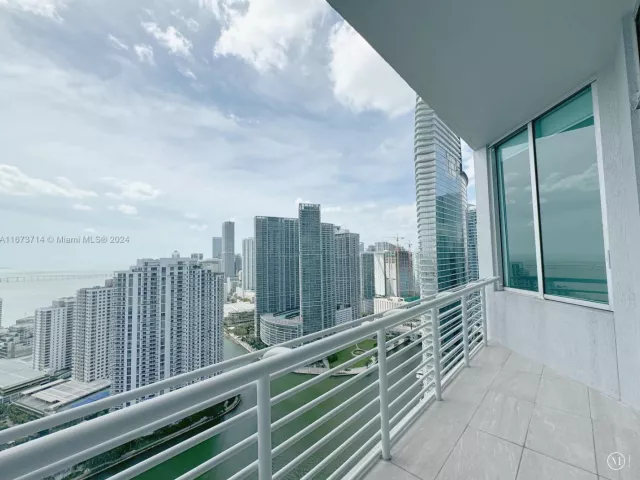 2-bedroom condo for sale in Miami - 325 S Biscayne Blvd LPH 19 - MondialRealty