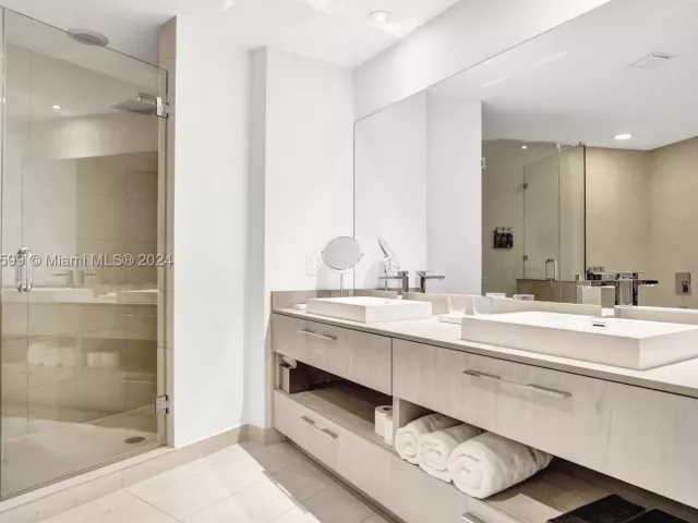 3-bedroom condo for sale in Hollywood - 4111 S Ocean Dr 1201 - MondialRealty
