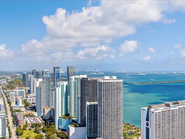 4-bedroom condo for sale in Miami - 1400 Biscayne Boulevard 5104 - MondialRealty