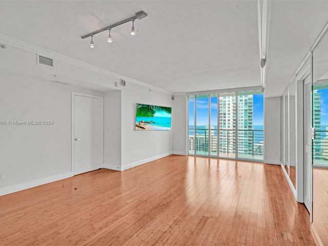 Apartment for sale  Unit #3521 - photo 5638625