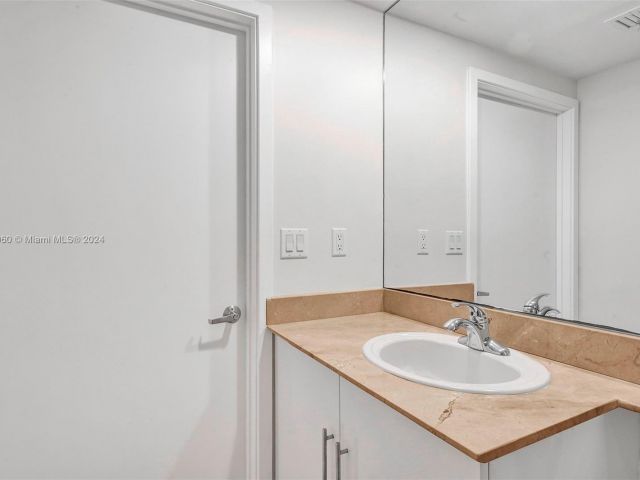 Apartment for sale  Unit #3521 - photo 5638626