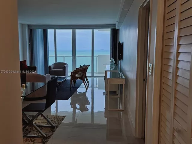 1-bedroom condo for rent in Miami Beach - 5601 Collins Ave 1605 - MondialRealty
