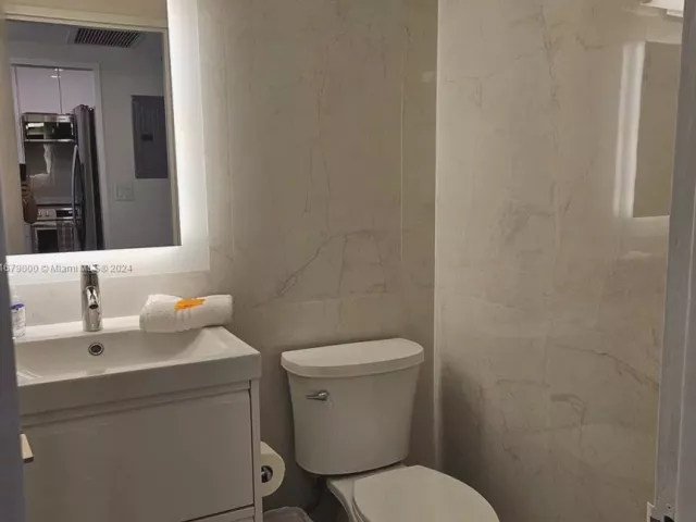 1-bedroom condo for rent in Miami Beach - 5601 Collins Ave 1605 - MondialRealty