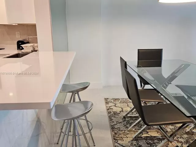 1-bedroom condo for rent in Miami Beach - 5601 Collins Ave 1605 - MondialRealty