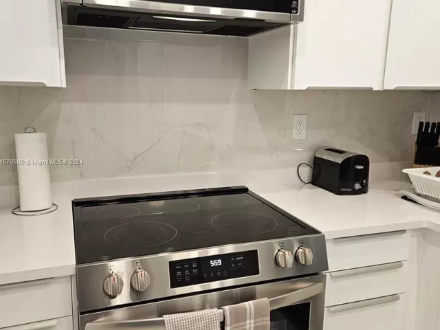 1-bedroom condo for rent in Miami Beach - 5601 Collins Ave 1605 - MondialRealty