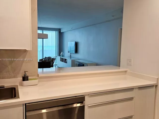 1-bedroom condo for rent in Miami Beach - 5601 Collins Ave 1605 - MondialRealty
