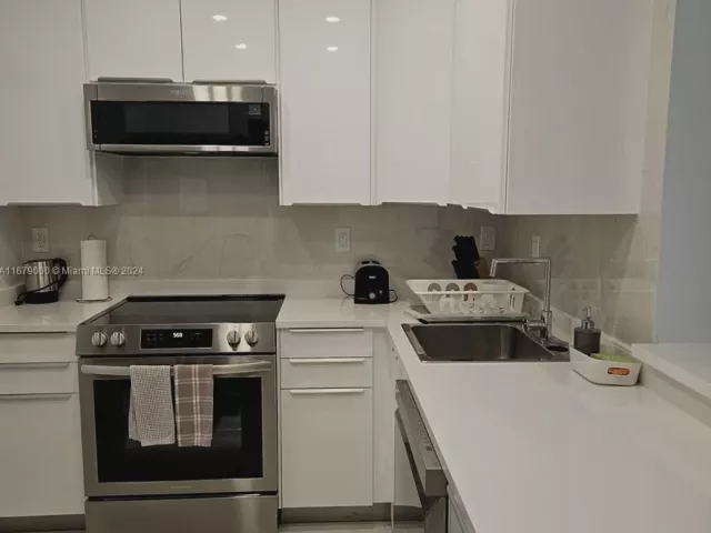 1-bedroom condo for rent in Miami Beach - 5601 Collins Ave 1605 - MondialRealty