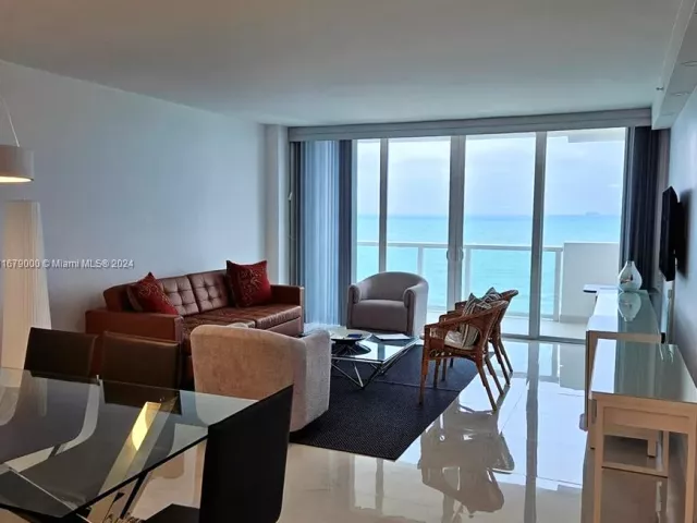 1-bedroom condo for rent in Miami Beach - 5601 Collins Ave 1605 - MondialRealty
