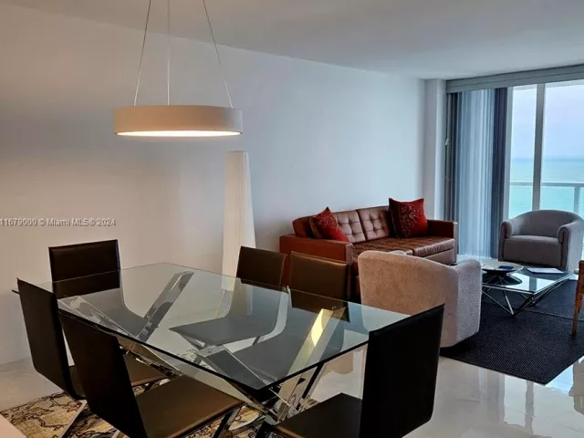 1-bedroom condo for rent in Miami Beach - 5601 Collins Ave 1605 - MondialRealty