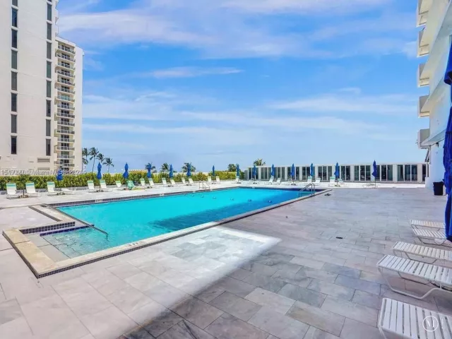 1-bedroom condo for rent in Miami Beach - 5601 Collins Ave 1605 - MondialRealty