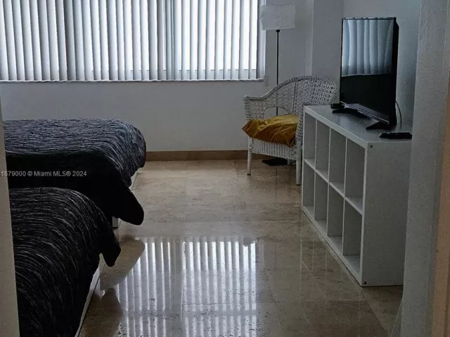 1-bedroom condo for rent in Miami Beach - 5601 Collins Ave 1605 - MondialRealty