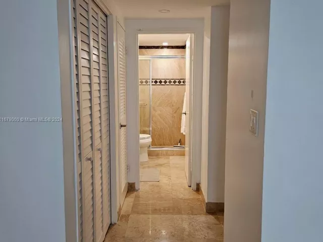 1-bedroom condo for rent in Miami Beach - 5601 Collins Ave 1605 - MondialRealty