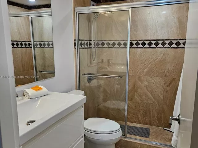 1-bedroom condo for rent in Miami Beach - 5601 Collins Ave 1605 - MondialRealty