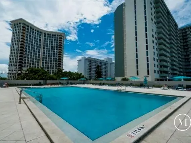 1-bedroom condo for rent in Miami Beach - 5601 Collins Ave 1605 - MondialRealty