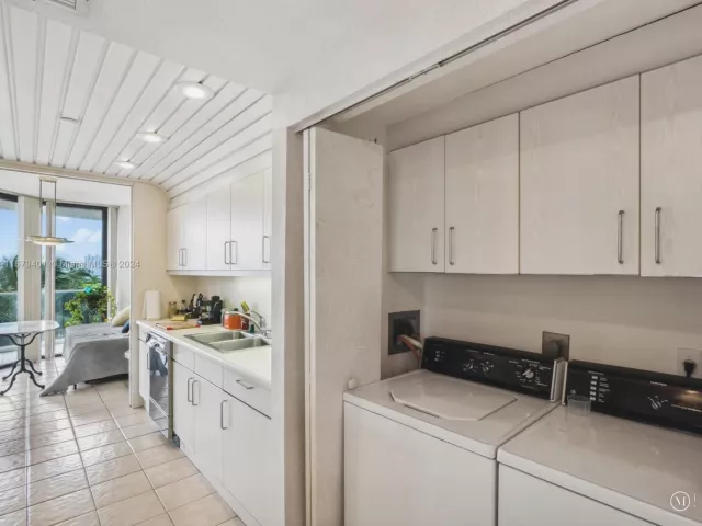 2-bedroom condo for sale in Aventura - 2800 Island Blvd 702 - MondialRealty