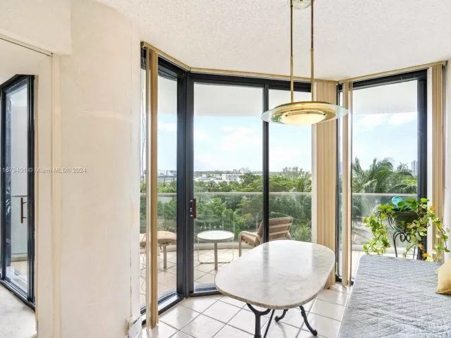 2-bedroom condo for sale in Aventura - 2800 Island Blvd 702 - MondialRealty