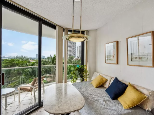 2-bedroom condo for sale in Aventura - 2800 Island Blvd 702 - MondialRealty
