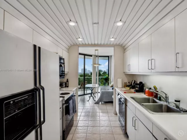 2-bedroom condo for sale in Aventura - 2800 Island Blvd 702 - MondialRealty