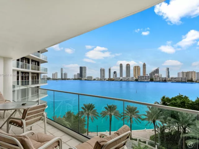 2-bedroom condo for sale in Aventura - 2800 Island Blvd 702 - MondialRealty