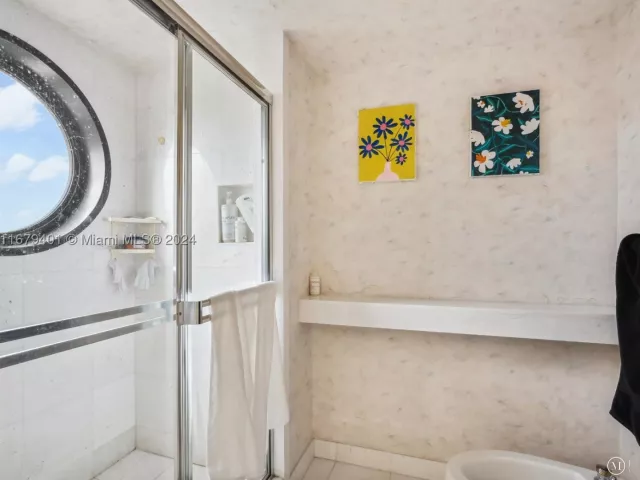 2-bedroom condo for sale in Aventura - 2800 Island Blvd 702 - MondialRealty