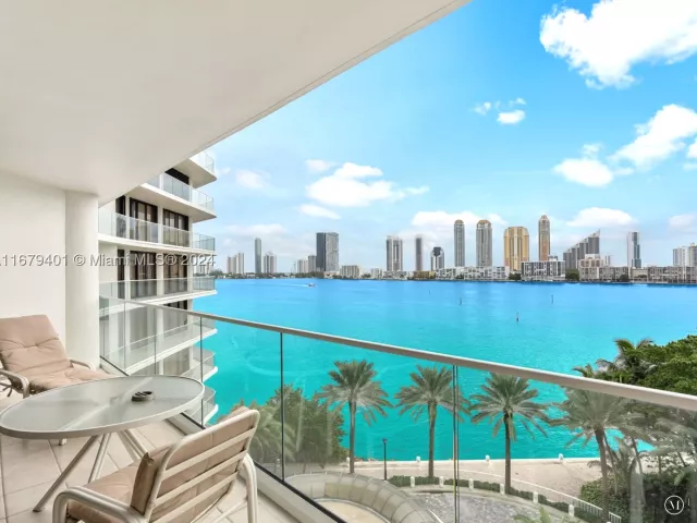 2-bedroom condo for sale in Aventura - 2800 Island Blvd 702 - MondialRealty
